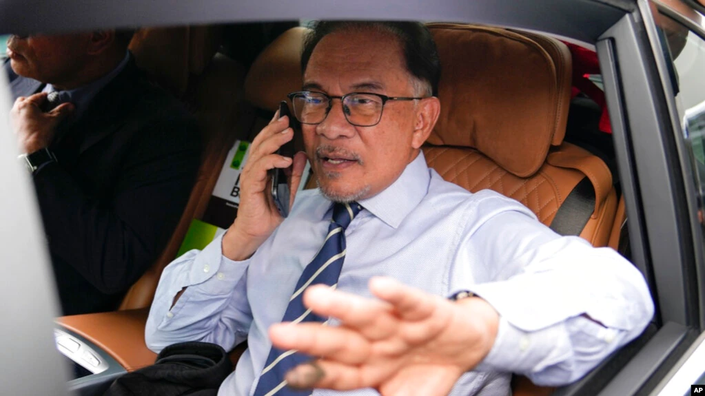 Pemimpin oposisi Anwar Ibrahim terlihat berbicara melalui telepon ketika meninggalkan kantornya di Kuala Lumpur pada 22 November 2022. (Foto: AP/Vincent Thian)