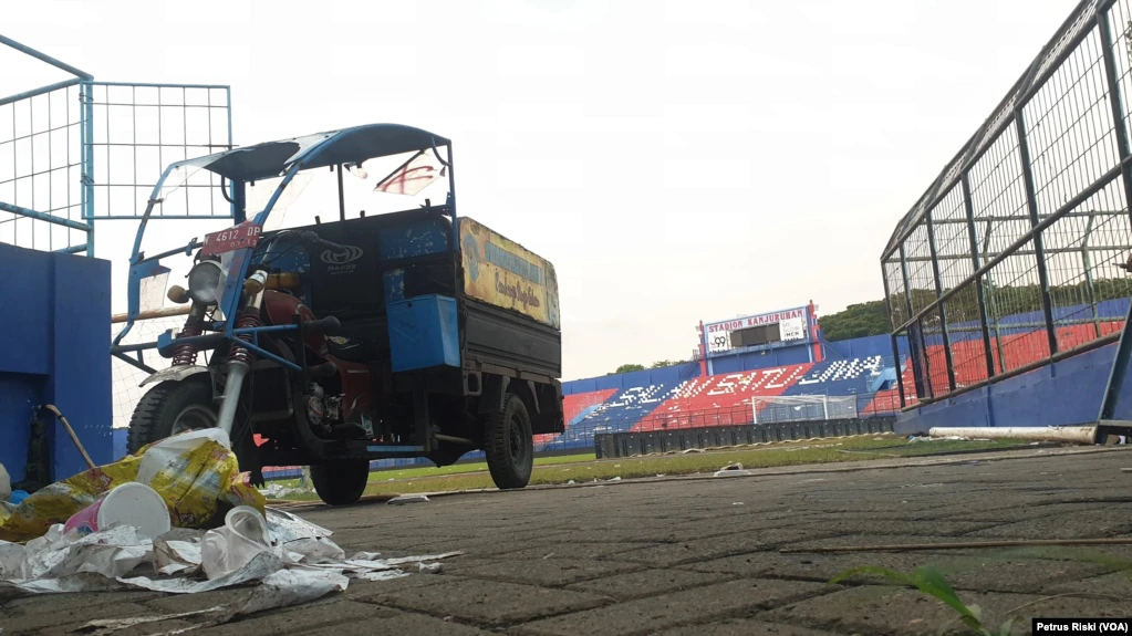Kondisi di salah satu sudut Stadion Kanjuruhan di Malang, usai insiden desak-desakan maut pada 1 Oktober 2022. (Foto: VOA/Petrus Riski)