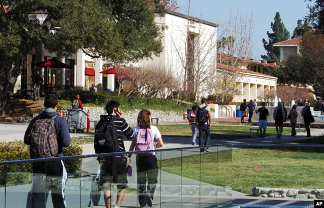 Siswa berjalan melewati kampus Claremont McKenna College di Claremont, California. (Foto: AP)