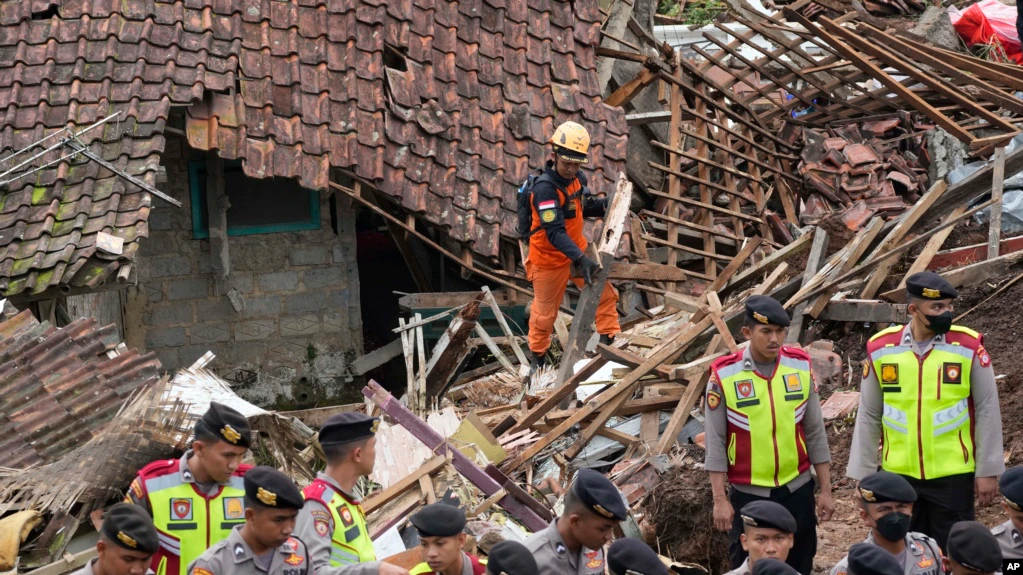 Tim SAR melakukan pencarian korban di sebuah desa yang dilanda tanah longsor akibat gempa di Cianjur, Jawa Barat, Kamis, 24 November 2022. (AP Photo/Tatan Syuflana)