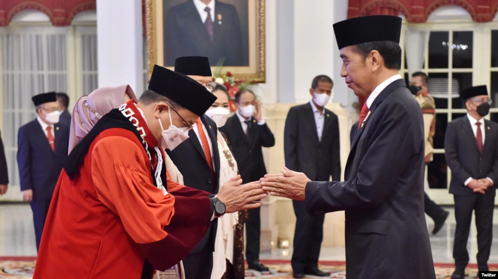 Presiden Joko Widodo melantik Guntur Hamzah sebagai hakim Mahkamah Konstitusi di Istana Negara Jakarta, Rabu (23/11/2022). (Twitter/setkabgoid)