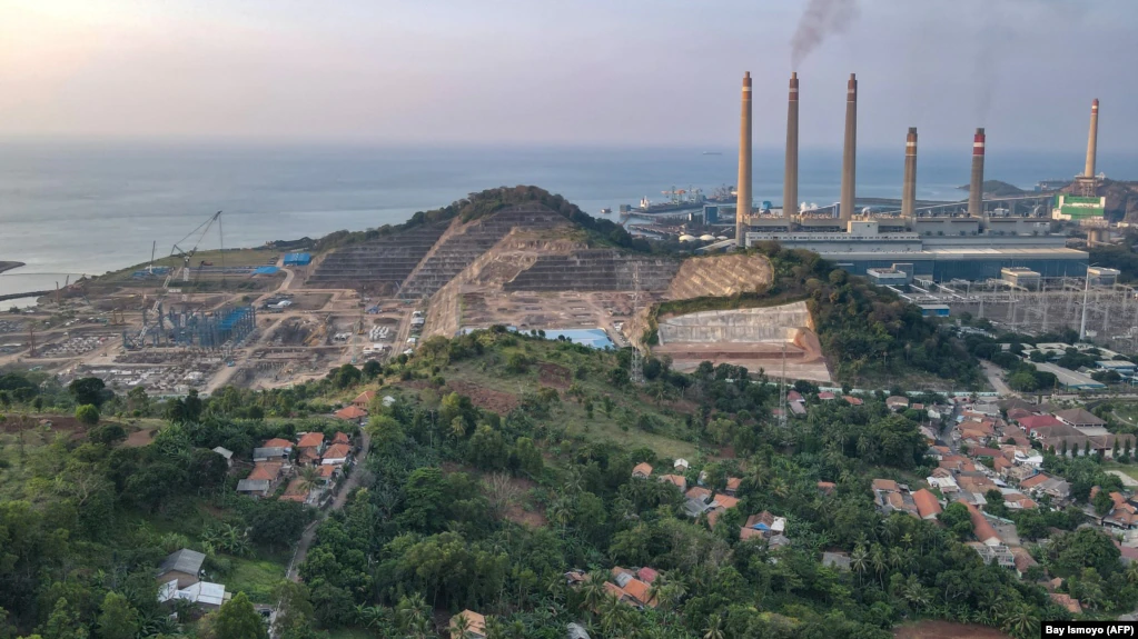 Cerobong asap menyemburkan asap berbahaya ke udara dari PLTU batu bara, sebuah ilustrasi gamblang mengenai ketergantungan Asia terhadap bahan bakar fosil yang mengancam target iklim, 21 September 2021. (Foto: AFP/Bay Ismoyo)
