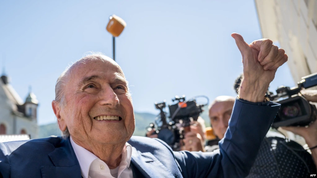 Mantan presiden FIFA Sepp Blatter mengacungkan jempol saat meninggalkan Pengadilan Kriminal Federal Swiss setelah putusan persidangannya atas dugaan kecurangan, di Bellinzona, Swiss selatan, pada 8 Juli 2022. (Foto: AFP)