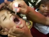 Petugas medis memberikan vaksin polio kepada seorang anak di Jakarta (foto: ilustrasi).