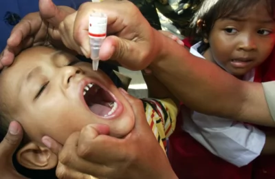 Petugas medis memberikan vaksin polio kepada seorang anak di Jakarta (foto: ilustrasi).