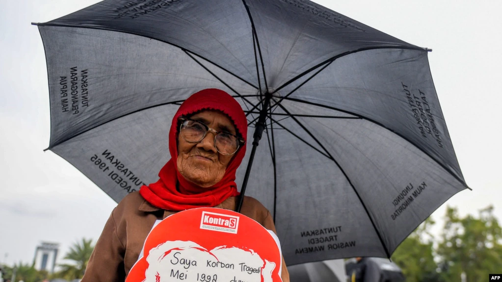 Seorang aktivis HAM dalam aksi di depan istana kepresidenan di Jakarta menuntut keadilan untuk korban kerushan Mei 1998, di Jakarta, 17 Mei 2018. (Foto: AFP)