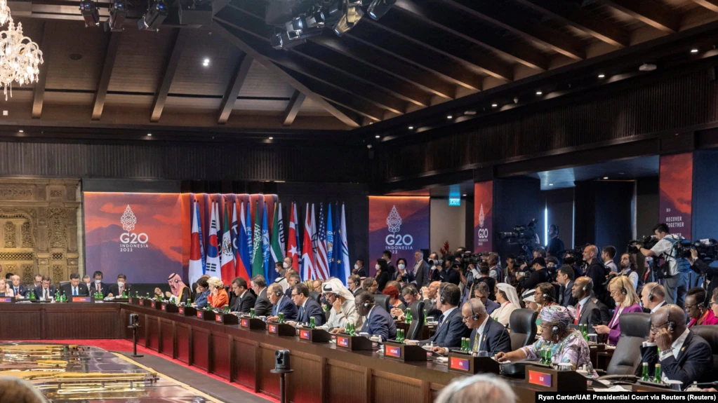 Para delegasi menghadiri sesi pertama KTT G20 di Bali, 15 November 2022. (Foto: Ryan Carter/UAE Presidential Court via REUTERS)