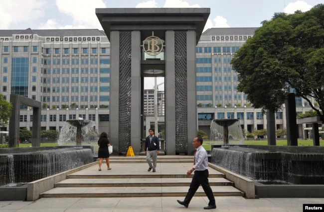 Pintu masuk ke kantor pusat Bank Indonesia di Jakarta, 14 Januari 2016. (REUTERS/Garry Lotulung