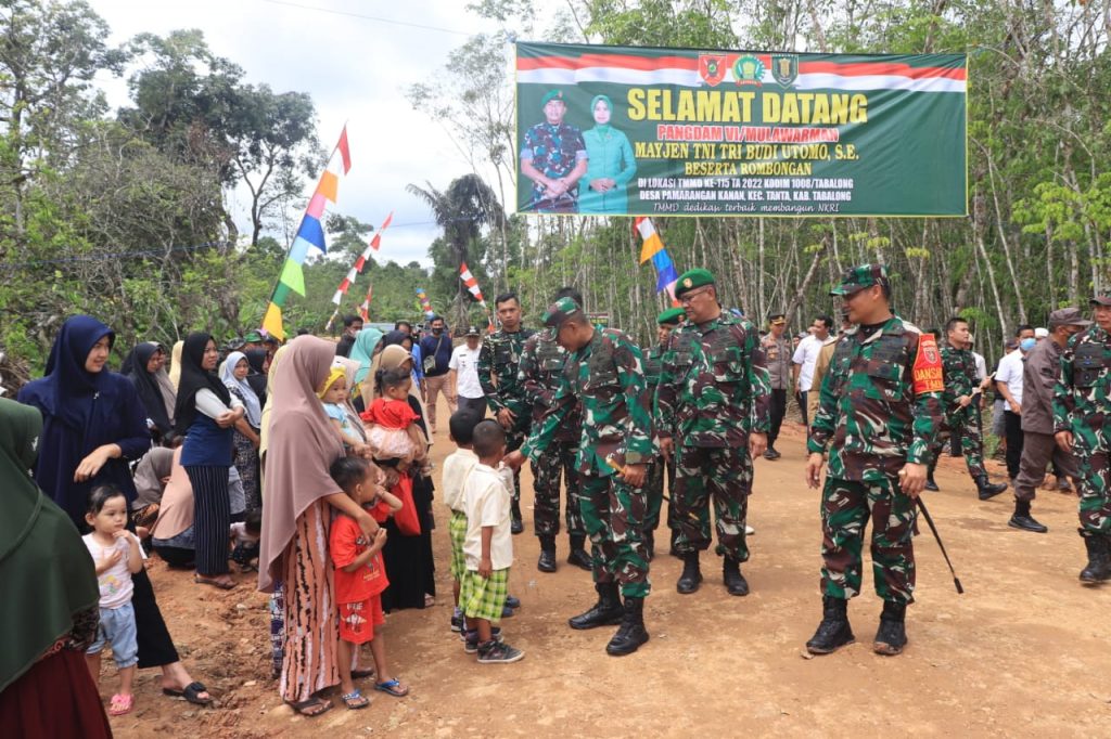 Pangdam VI/Mulawarman Mayjen TNI Tri Budi Utomo, S.E menyapa warga saat penutupan TMMD. (Ist)