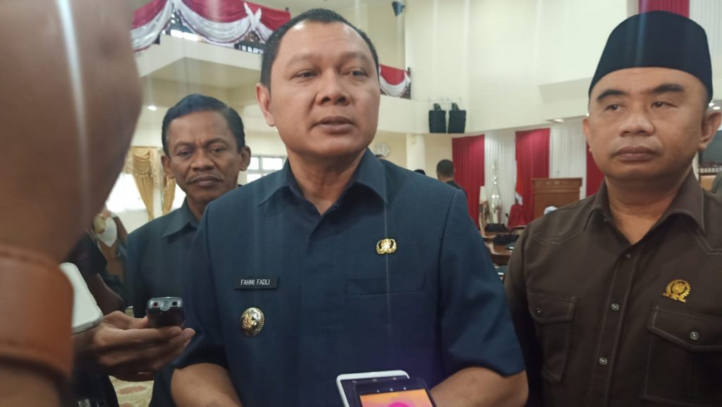 Bupati Paser, Fahmi Fadli didampingi unsur Pimpinan DPRD Kabupaten Paser. (TBS)