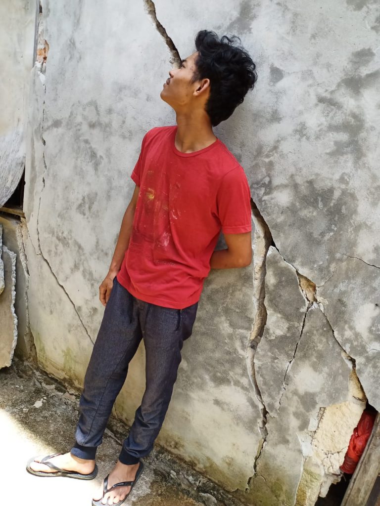 Kondisi retak di rumah warga. (Ist)