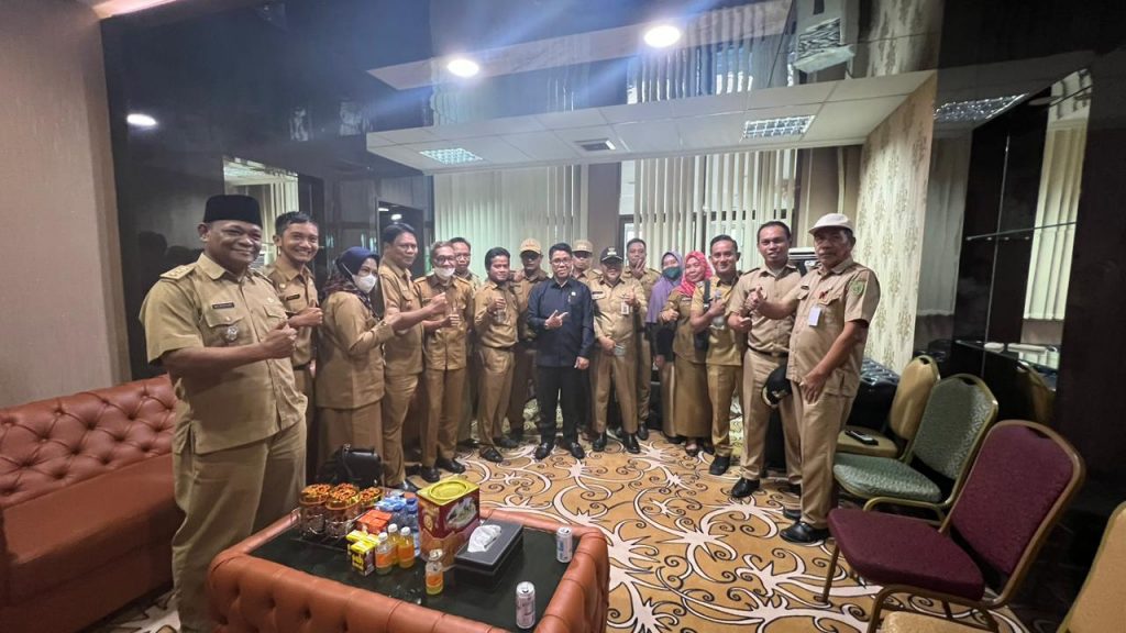 Ketua DPRD Kabupaten PPU, Syahrudin M Noor bersama para Lurah. (ESY)
