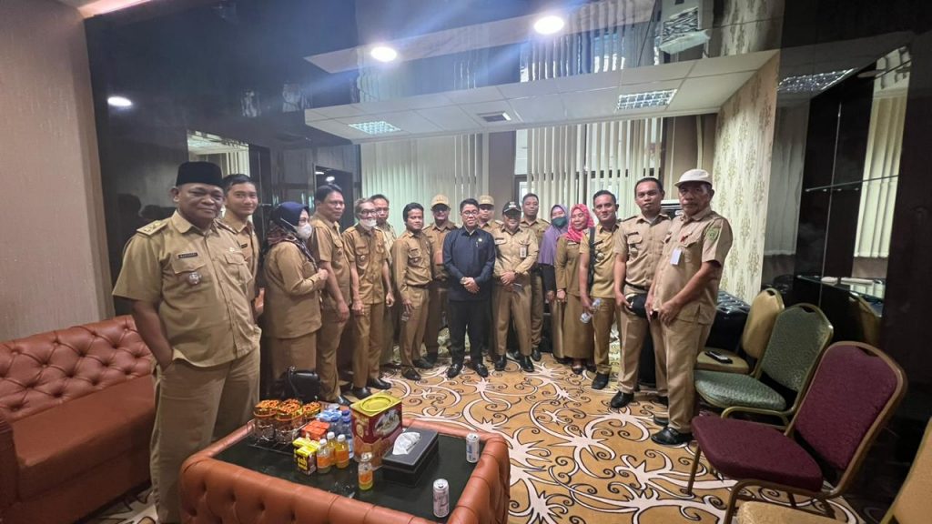 Ketua DPRD Kabupaten PPU, Syahrudin M Noor bersama para Lurah. (ESY)