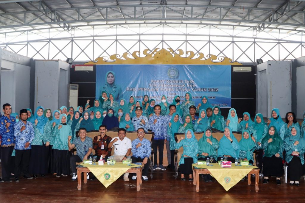 Tim Penggerak PKK Kabupaten PPU berfoto bersama Pemkab PPU. (Ist)