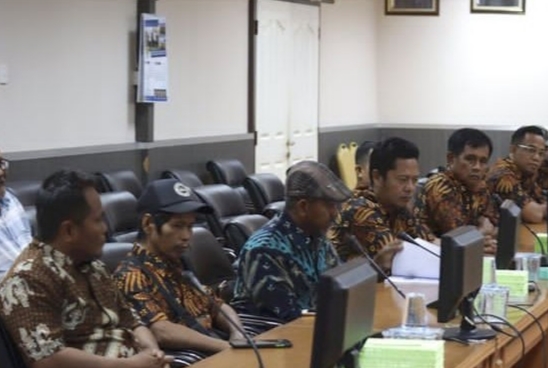 Pihak Desa saat melakukan rapat dengan DPRD Kabupaten PPU. (ESY)