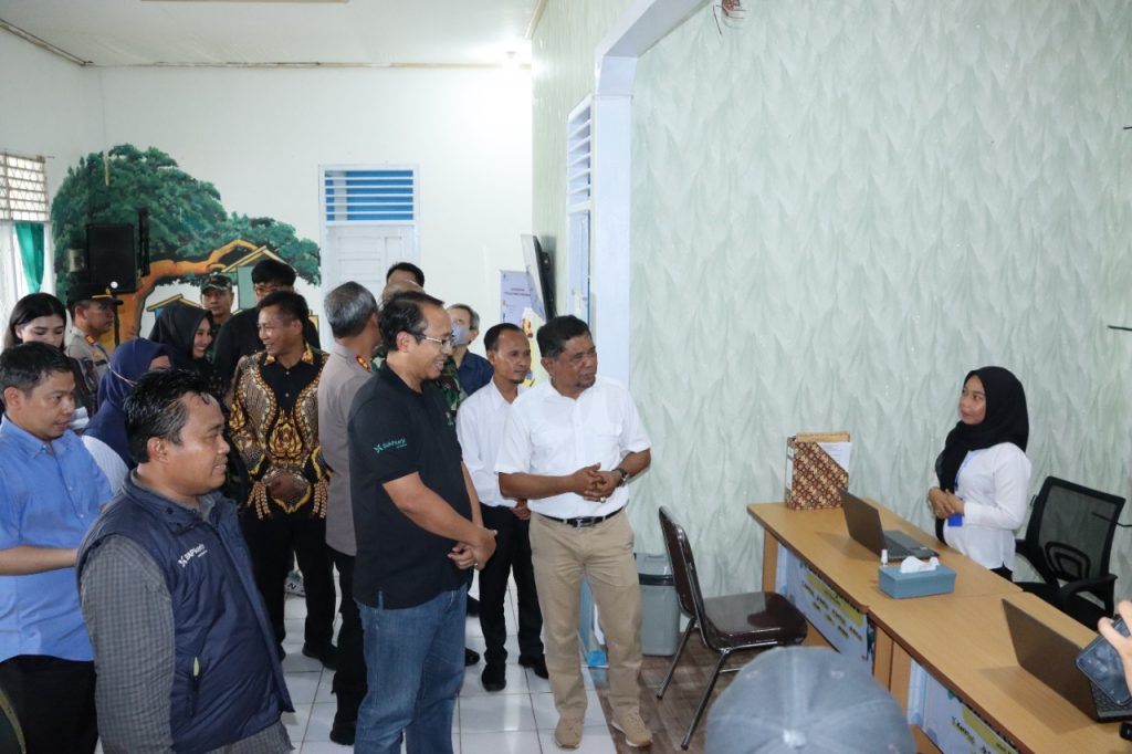Plt Bupati PPU, Hamdan Pongrewa bersama Staf Khusus Menteri Ketenagakerjaan Caswiyono Rusydie Cakrawangsa mengecek Anjungan SiapKerja. (Ist)