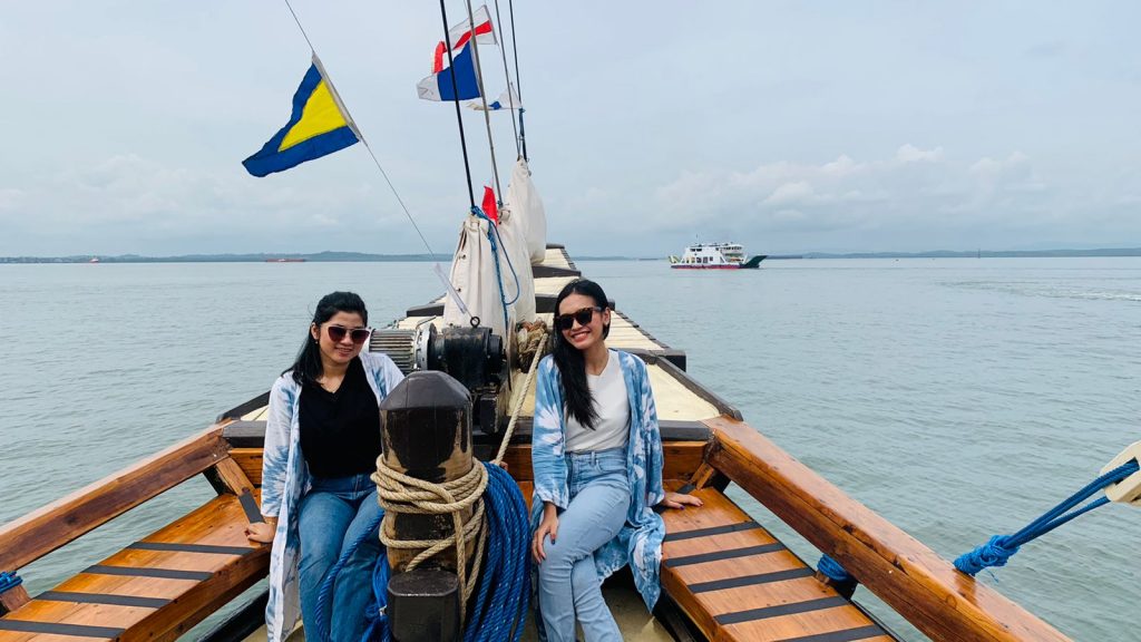 Warga menggunakan jasa Kapal Pinisi menyusuri Teluk Balikpapan. (Ist)