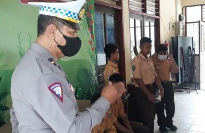 Petugas Satlantas Polres PPU memberikan pendidikan betapa pentingnya kesadaran berlalu lintas. (Ist)