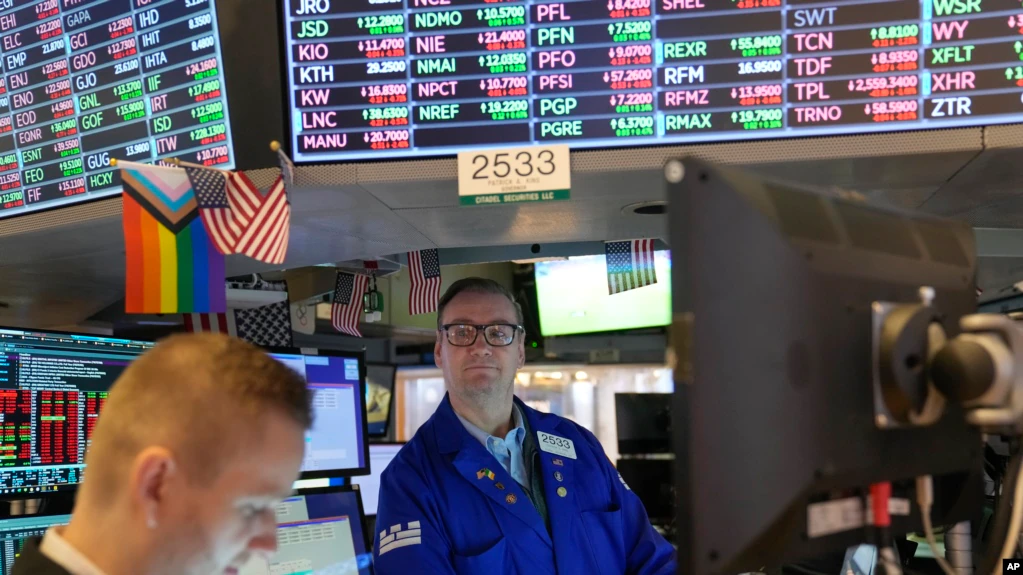 Suasana di lantai bursa New York Stock Exchange di New York, Senin, 28 November 2022. (AP Photo/Seth Wenig)