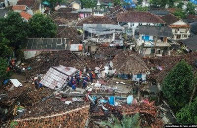 Tim penyelamat mencari orang hilang di reruntuhan bangunan yang runtuh akibat gempa di Cianjur, Jawa Barat, 24 November 2022. (Foto: Antara/Raisan Al Farisi via REUTERS)