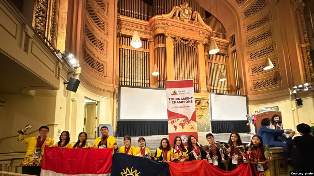 Dengan piala dan medali yang mereka raih, para pelajar Mentari Intercultural School (MIS) berdiri di depan panggung Tournament of Champions, World Scholar's Cup di Universitas Yale pada November 2022. (Foto: Courtesy of Anissa Sharmanti)