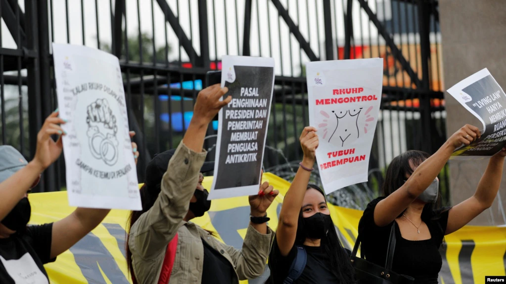 Warga menggelar aksi penolakan rencana pengesahan Rancangan Kitab Undang-Undang Hukum Pidana (RKUHP) di luar Gedung DPR di Jakarta, Senin 5 Desember 2022.