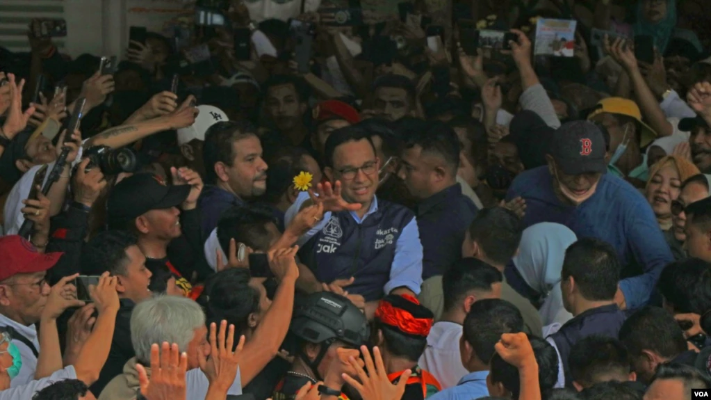 Anies Baswedan dikelilingi oleh massa pendukungnya dalam acara perpisahan dirinya sebagai gubernur DKI Jakarta periode 2017-2022 di Balai Kota DKI pada 16 Oktober 2022. (Foto: VOA/Indra Yoga)