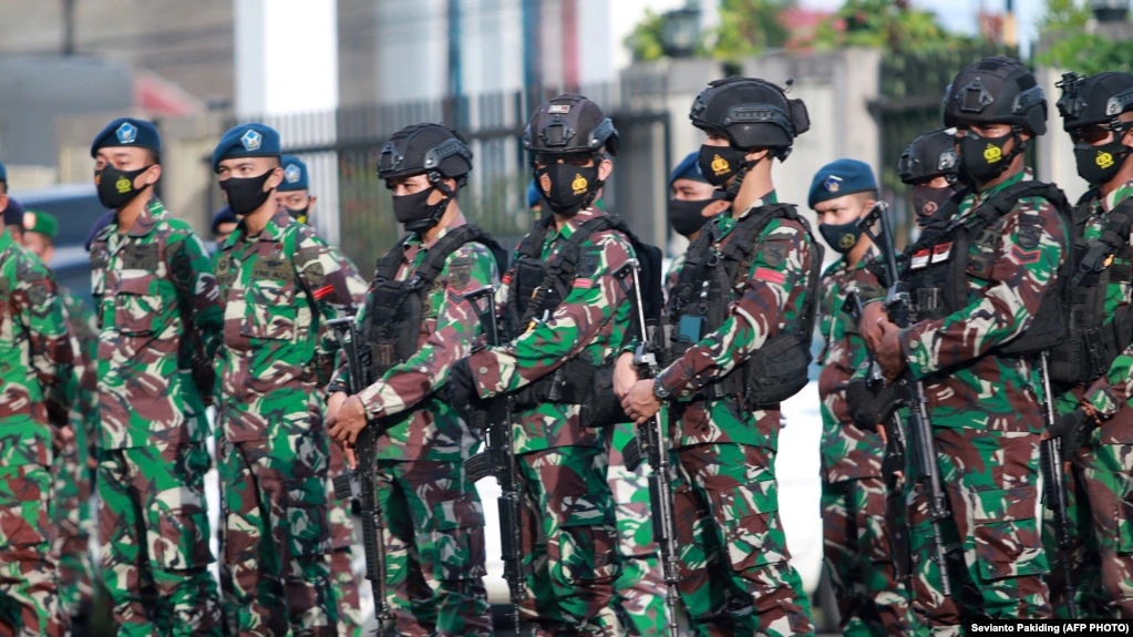 Sejumlah tentara Indonesia dikerahkan untuk mengamankan malam Idul Fitri di Timika, Papua, pada 12 Mei 2021. (Foto: AFP/Sevianto Pakiding)