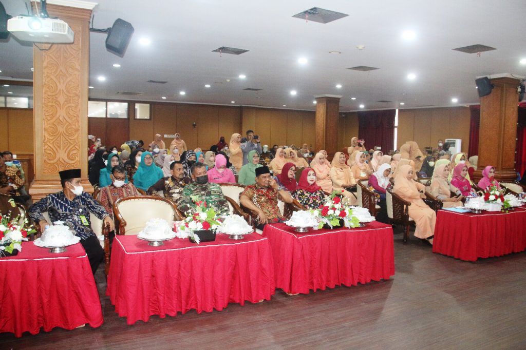 Bupati PPU, Hamdam Pongrewa saat menghadiri acara Dharma Wanita Persatuan. (Ist)