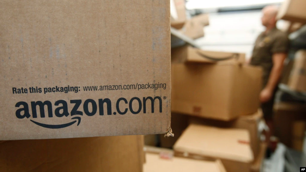 Sejumlah paket Amazon.com menunggu pengiriman dari UPS di Palo Alto, California, 18 Oktober 2010. (Foto: AP)