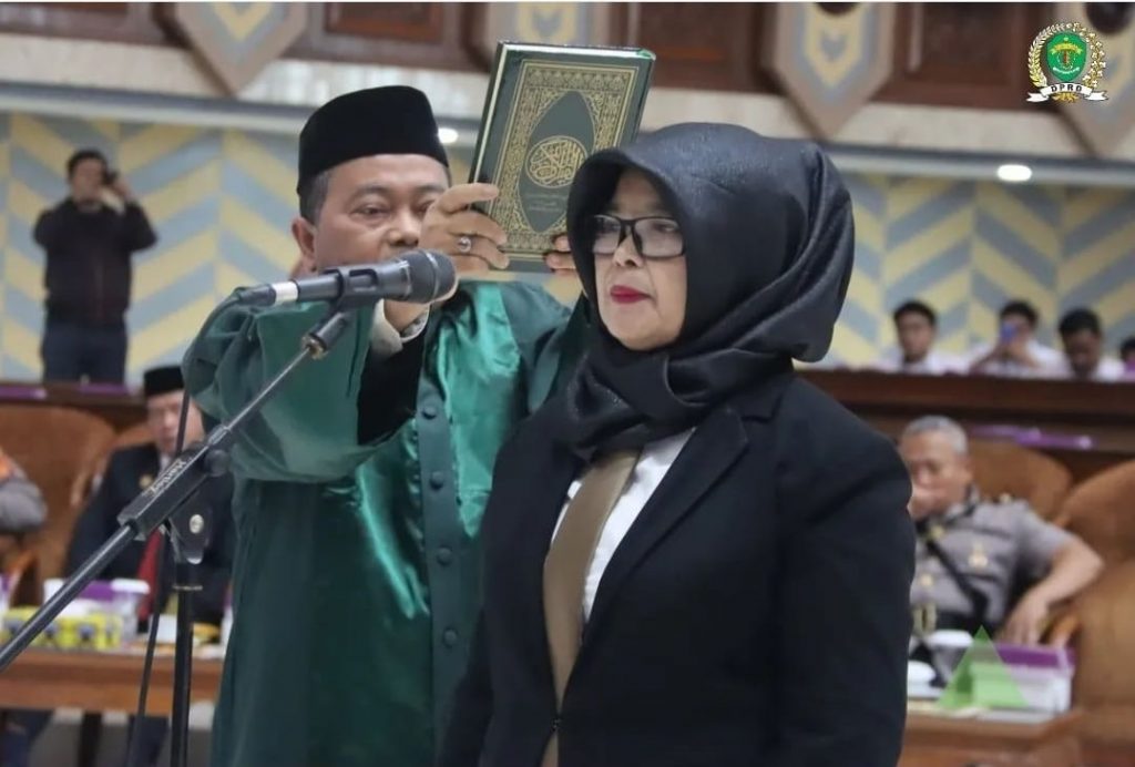 A Komariah dari Fraksi Partai Gerindra dilantik sebagai anggota DPRD Kaltim. (Ist)