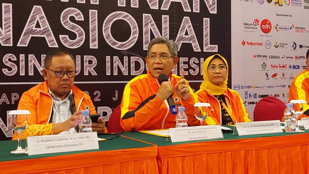 Ketua Umum PII, Danis Hidayat Sumadilaga (tengah). (Ist)