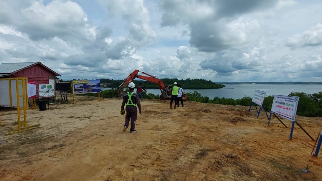 Proses pembangunan dermaga logistik di Pulau Balang. (Ist)