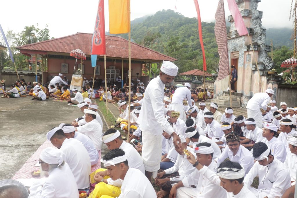 Umat Hindu Bali Desa Sedahan Jaya Merayakan Hari Raya Kuningan. (Ist)