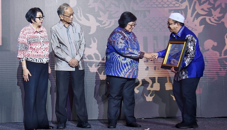 Wakil Bupati Banjar Habib Idrus Al-Habsyie menerima Adipura yang diperoleh Kabupaten Banjar. (Ist)