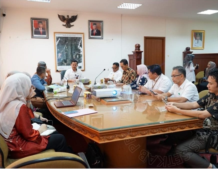 Sekda Kabupaten Penajam Paser Utara (PPU) Tohar, menerima audiensi dari Tim Peneliti Pusat Kajian Hukum Agraria dan Adat Fakultas Hukum Universitas Andalas. (Ist)