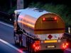 Sebuah truk yang membawa bahan bakar bergerak melewati jalan tol di Frankfurt, Jerman, pada 27 Januari 2023. (Foto: AP/Michael Probst)