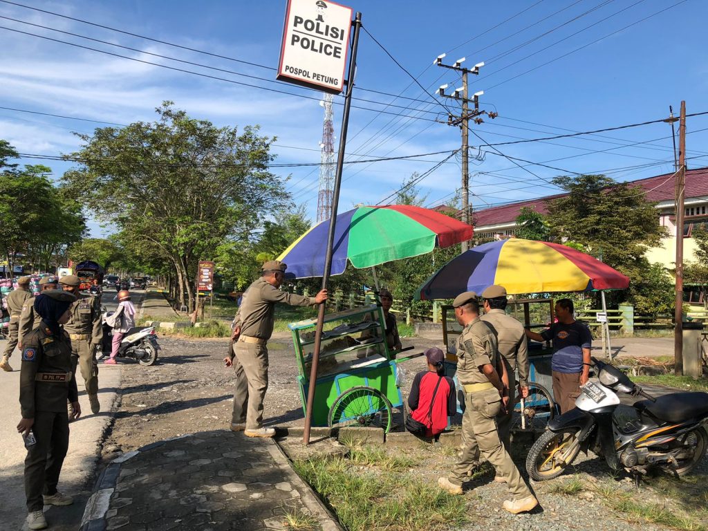 Penertiban PKL Pasar Petung. (ESY)