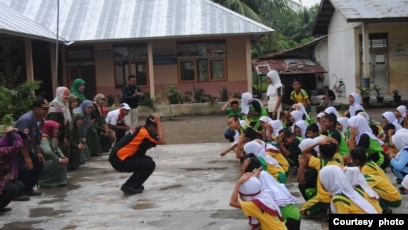 Anak-anak sekolah di Kota Padang diajak berlatih menghadapi gempa dan tsunami oleh KOGAMI (Courtesy KOGAMI)