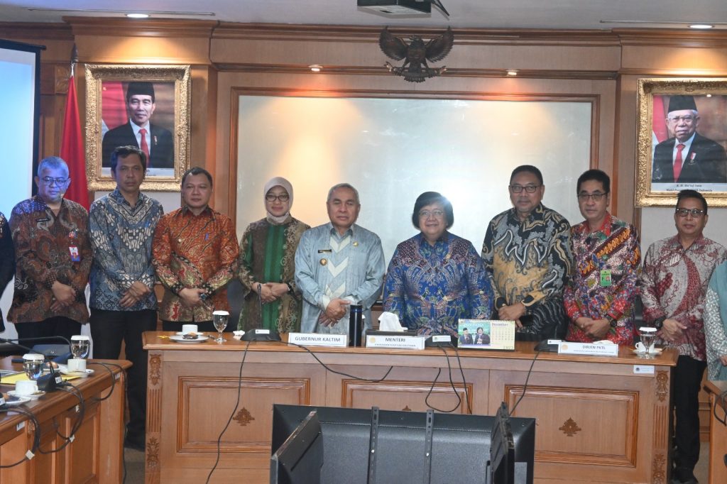 Bupati Paser, Fahmi Fadli dan Gubernur Kaltim, Isran Noor saat penyampaian ke Mehteri LHK. (Ist)