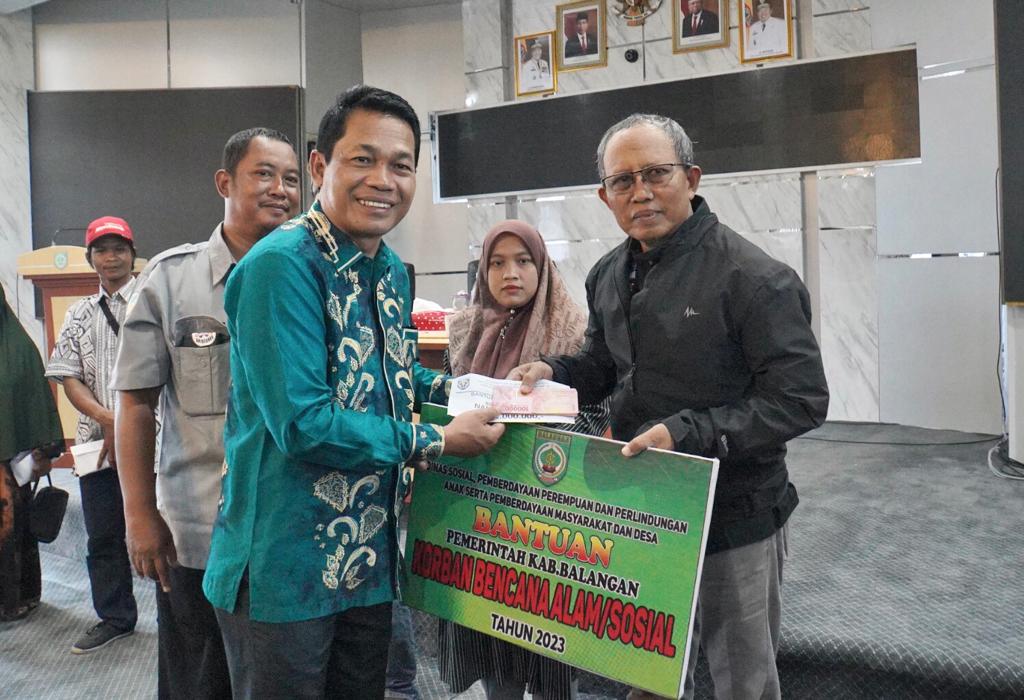 Penyerahan Bantuan Korban Bencana Alam dan Kebakaran. (Ist)