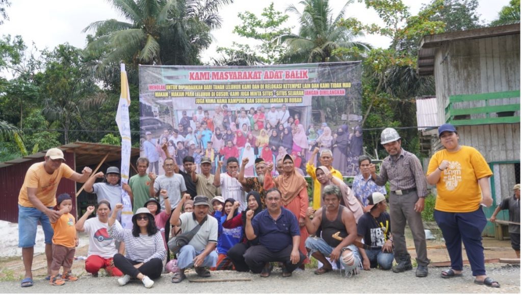 Warga melakukan protes dengan membentangkan Spanduk. (Ist)