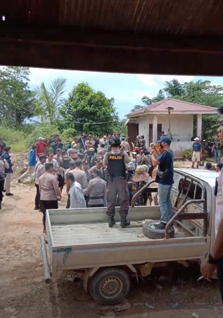 Aksi menutup akses masuk PT Kebun Mandiri Sejahtera (KMS). (Ist)