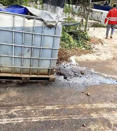 Solar dari kontraktor DAS Ampal di depan Global sport berceceran. (Ist)