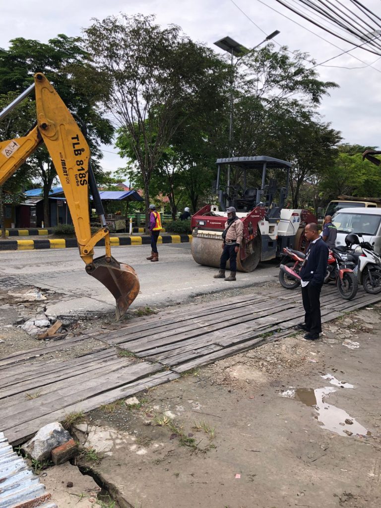 Perbaikan Jalan di Kelurahan Petung. (Ist)