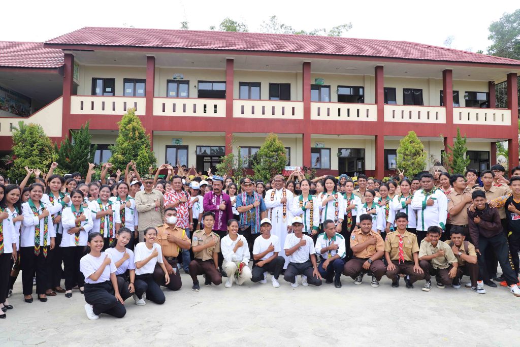 Gubernur Zainal A. Paliwang melakukan silaturahmi guru dan siswa. (Ist)