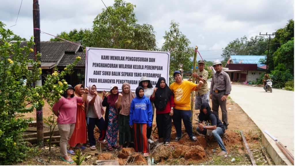 Warga melakukan protes dengan membentangkan Spanduk. (Ist)