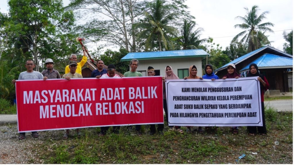 Warga melakukan protes dengan membentangkan Spanduk. (Ist)