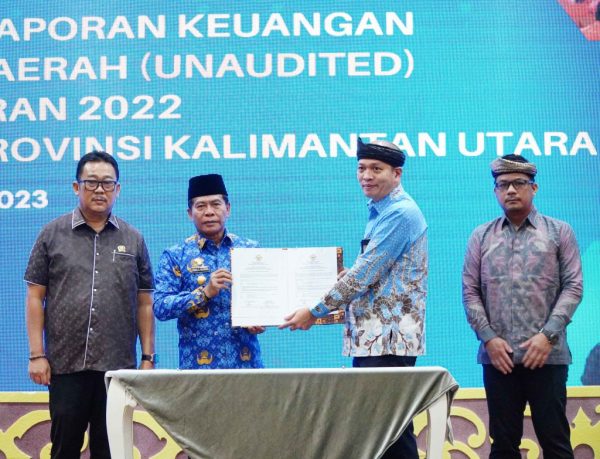 Gubernur Kalimantan Utara (Kaltara) Zainal Arifin Paliwang menyerahkan Laporan Keuangan Pemerintah Daerah (LKPD). (Ist)