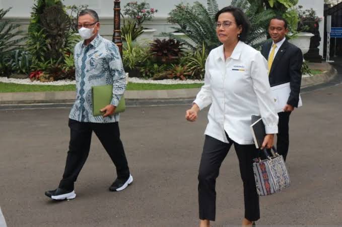Menteri ESDM Arifin Tasrif (kiri), bersama dengan Menteri Keuangan Sri Mulyani dan Menteri Investasi Bahlil Lahadalia. (Ist)